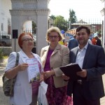 Благодарности внештатным авторам вручает редактор Илья Лебедев.