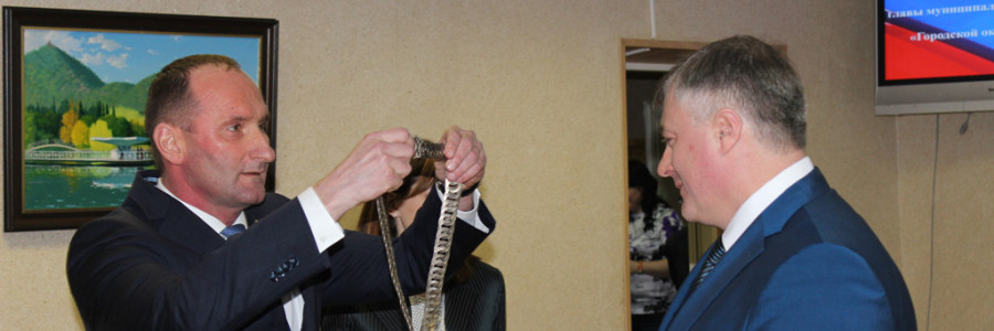 Председатель городской Думы М.А. Батин вручает А.И. Крупину медаль городского головы Кинешмы.