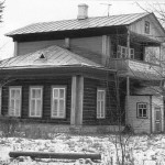 Недалеко от бывшей усадьбы находилась школа, которая и в советское время называлась Аннинской. Построена она была в конце XIX века. Сегодня это, пожалуй, единственное деревянное дореволюционное здание школы, сохранившееся в Заволжском районе.