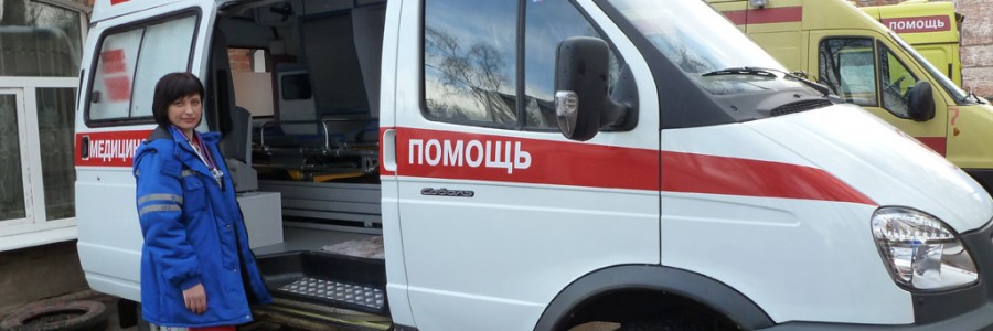 Фельдшер М.М.Ракова возле новой кареты «Скорой помощи».