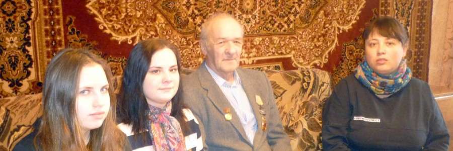 Учащиеся Любовь Двойникова и Юлия Смирнова со своим классным руководителем О.Ю.Щербининой посетили ветерана завода Валерия Геннадьевича Грибкова и записали его воспоминания.